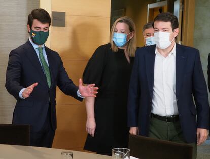 Juan García-Gallardo (Vox) junto a Alfonso Fernández Mañueco (PP) y colaboradores en su primera reunión en la ronda negociadora.