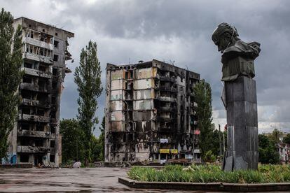 Monumento al escritor Tarás Shevchenko en la ciudad Ucrania de Borodianka, que ha quedado dañado tras un bombardeo ruso.