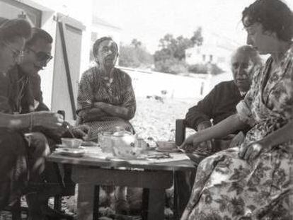 Gala, Salvador Dalí, la 'tieta' Catalina, Salvador Dalí padre y la hermana Anna Maria, en Es Llaner en 1948.