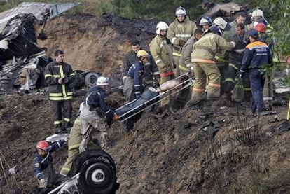 Los equipos de emergencia rescatan un cadáver el avión Yak-42 siniestrado en Rusia.