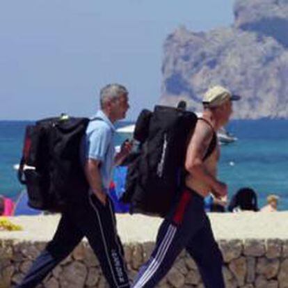 Dos turistas pasean cerca de la playa
