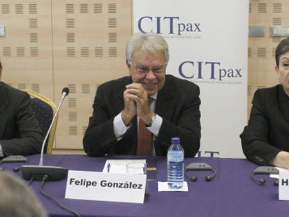 Felipe González, expresidente del Gobierno, Hanan Ashrawi, miembro del Comité central de la OLP, y Shlomo Ben Ami, exministro israelí de Exteriores en la reunión 'Madrid+20'