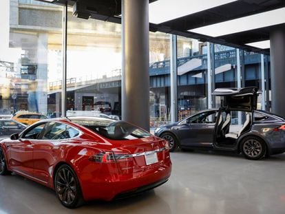 Tesla Motors' cars are displayed at the company's new showroom in Manhattan's Meatpacking District in New York City, U.S., December 14, 2017. REUTERS/Brendan McDermid