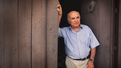 El poeta Francisco Brines, en la puerta de su casa en 2003.