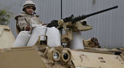 Un soldado egipcio vigila desde un tanque en Tahrir, el pasado viernes.