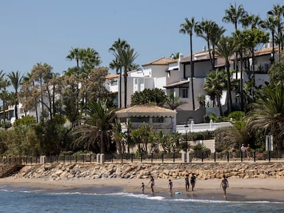 Paseo marítimo de la zona de la Milla de Oro de Marbella, en Málaga.