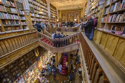 Los dependientes de la Livraria Lello están más desbordados por los visitantes que por los compradores de libros. Abierta el 13 de enero de 1906, su masiva fama se debe a que los amantes de la saga de Harry Potter no se quieren perder la visita a uno de los lugares que inspiraron a la escritora J.K. Rowling para crear el universo de Howards. Así que antes de entrar es necesario comprar una entrada (5,50 euros, se puede adquirir 'online'), cuyo precio se descuenta luego si se realiza una compra. Quienes no quieran hacer colas, merece la pena detenerse ante su colorida fachada neogótica con pinturas de José Bielman que simbolizan el arte y la ciencia. Dirección: R. das Carmelitas 144, Oporto. Más información: <a href="https://www.livrarialello.pt/en-us/" target="_blank">livrarialello.pt</a>