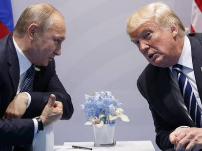 El presidente ruso, Vladímir Putin (izq.), y su homólogo estadounidense, Donald Trump, en julio de 2017.