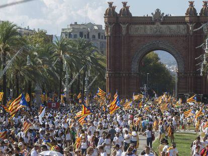 Los manifestantes llegan a los aleda&ntilde;os del Arco de Triunfo de Barcelona poco antes de que arranque la concentraci&oacute;n 