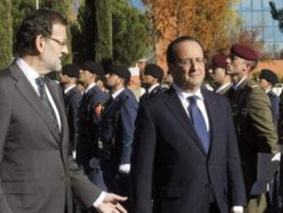  El jefe del Gobierno, Mariano Rajoy (i), y el presidente franc&eacute;s, Fran&ccedil;ois Hollande (d), pasan revista a las tropas hoy en el Palacio de La Moncloa, en Madrid, donde asistir&aacute;n a la XXIII cumbre bilateral en la que analizar&aacute;n la agenda de la UE y ultimar&aacute;n detalles de la puesta en marcha del AVE Barcelona-Par&iacute;s. 