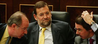 Rodrigo Rato junto a Mariano Rajoy y Jos&eacute; Mar&iacute;a Aznar en el Congreso de los Diputados en 2005.