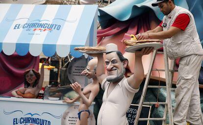 El 'ninot' del presidente Mariano Rajoy sirve bocadillos de chorizo en el 'chiringuito de PePe', con el ministro Cristóbal Montoro al lado.