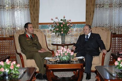 Khamis Muamar Gadafi (izquierda) conversa con el presidente argelino Bouteflika (Foto:Presidencia Argelina)