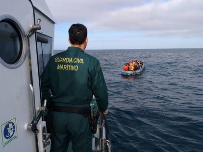 Un guardia civil, frente a una patera en aguas de Cádiz este martes.
 