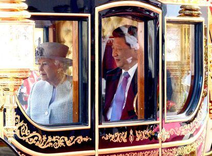 El presidente de China, Xi Jinping, ha iniciado este martes la primera visita de Estado a Reino Unido de un mandatario chino en una década con un recibimiento ceremonial en Londres de la reina Isabel II. En la imagen, la reina Isabel II junto a Xi Jinping se desplazan en carruaje a su llegada a Londres.