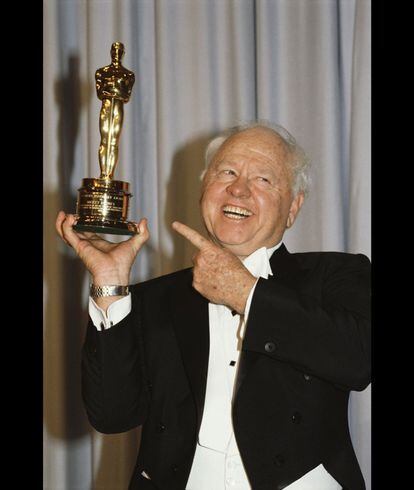 Mickey Rooney posa con el Oscar Honorífico recibido como reconocimiento a toda su trayectoria como actor en 1984.
