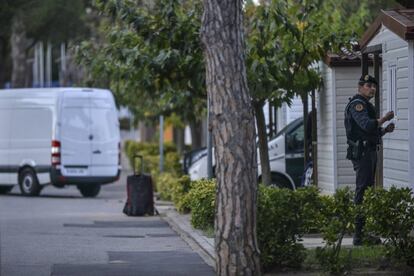 Un guardia civil entra este martes en un 'bungalow' del camping de L'Escala.