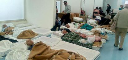 Víctimas atendidas en la capilla del hospital.