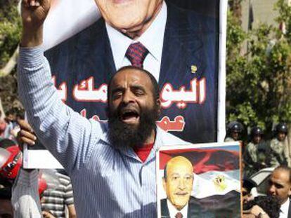 Un hombre grita eslóganes y porta un cartel con la cara del exvicepresidente egipcio general, Omar Suleiman, en la sede de la Comisión Suprema Electoral Presidencial en El Cairo, Egipto, el pasado 8 de abril.