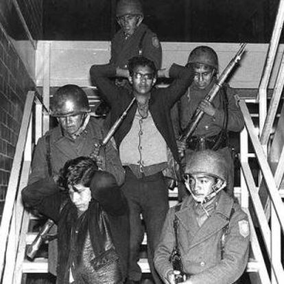 Soldados arrestan el 2 de octubre de 1968 a dos estudiantes en un edificio en Tlatelolco, México DF.