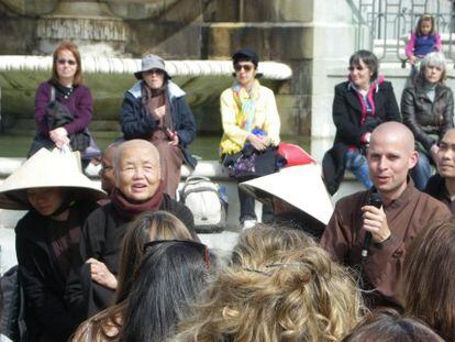 Ch&acirc;n Kh&ocirc;n en la meditaci&oacute;n p&uacute;blica y marcha por la paz celebrada en la plaza de Oriente de Madrid, con monjes y monjas del monasterio de Plum Village