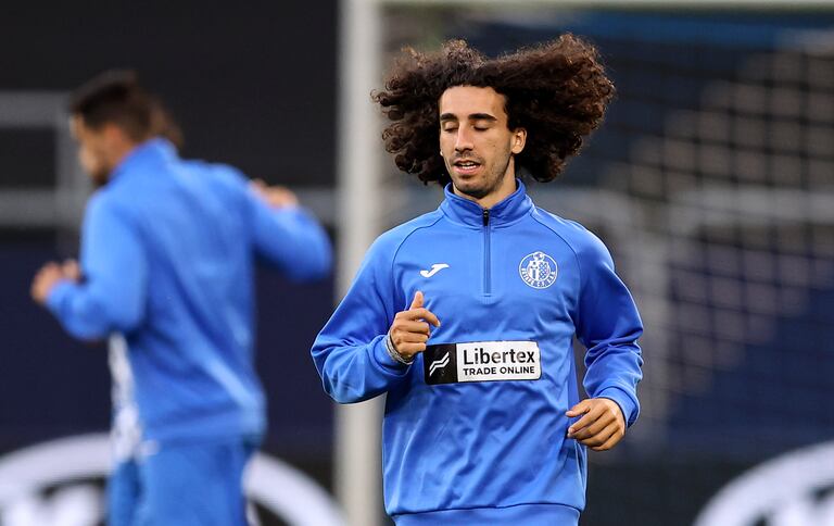 Marc Cucurella entrena en el Veltins Arena de Gelsenkirchen.