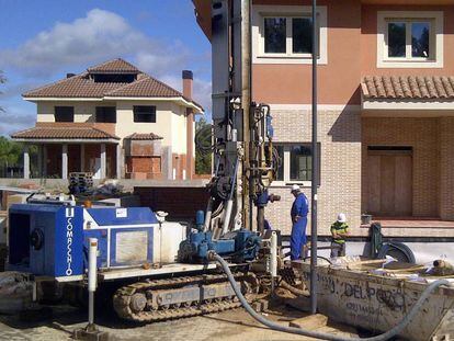 Trabajos de excavaci&oacute;n de la primera instalaci&oacute;n geot&eacute;rmica en un chal&eacute; de la Comunidad de Madrid.