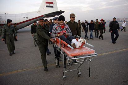 Algunos heridos por los enfrentamientos en el estadio de Port Said han sido trasladados esta mañana en avión a El Cairo para recibir atención médica