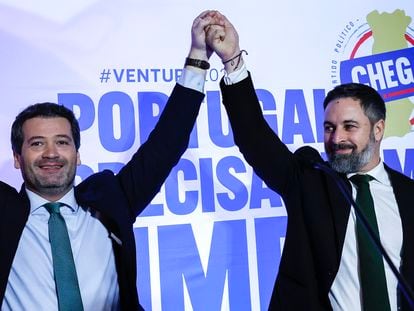 El líder de Vox, Santiago Abascal, a la derecha, junto su homólogo portugués de Chega, André Ventura, el pasado 6 de marzo en un mitin electoral en Faro.