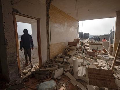 Un palestino contempla las ruinas de su vivienda tras un ataque aéreo israelí en un campo de refugiados en Rafah.