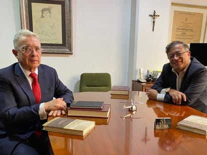 El expresidente de Colombia, Álvaro Uribe, y el presidente electo de Colombia, Gustavo Petro, durante una reunión en Bogotá, Colombia en 2022.
