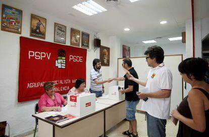 Votantes en la mesa de la agrupaci&oacute;n socialista de El Mar&iacute;tim de Valencia. 