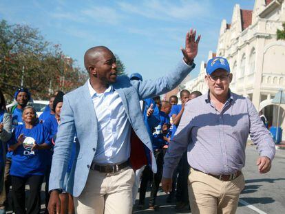 Mmusi Maimane (I) y Athol Trollip, nuevo alcalde de Nelson Mandela Bay