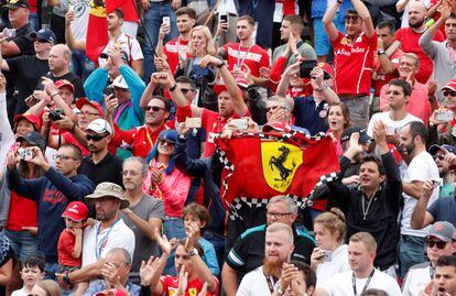 Seguidores de la escudería de Ferrari animan al equipo.