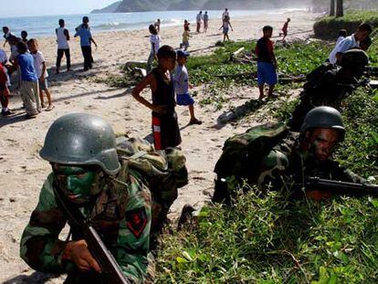 Infantes de Marina venezolanos participan en un simulacro de invasión en la localidad de San Juan de las Galdonas.