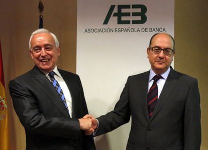 Miguel Mart&iacute;n Fern&aacute;ndez, presidente saliente de la Asociaci&oacute;n de la Banca, con su sucesor, Jos&eacute; Mar&iacute;a Roldan