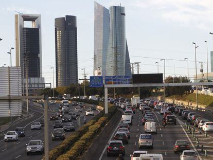 Vista de las Cuatro Torres de Madrid desde la carretera N-1. 