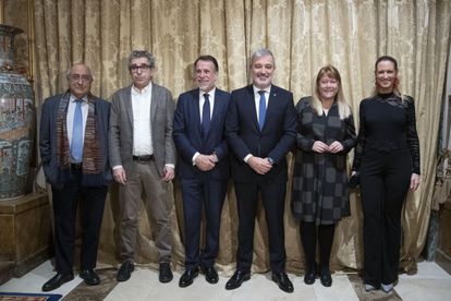 El conseller de Cultura, Joaquim Nadal; el regidor de Cultura del ayuntamiento de Barcelona, Jordi Martí; el presidente del grupo Planeta, José Creueras; el alcalde de Barcelona, Jaume Collboni; la consellera de Cultura, Natalia Garriga, y Mª Eugenia Gay, a su llegada a la 80 edición del Premio Nadal de Novela y el Premi Josep Pla de narrativa.
