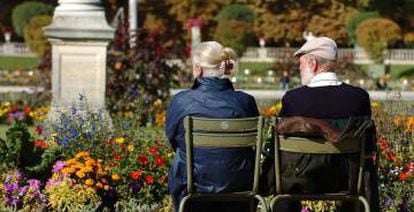 Imagen de dos jubilados en un parque. 