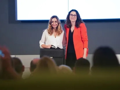 Isaura Navarro, con la vicepresidenta de la Generalitat, Aitana Mas, cuando tomó posesión de su cartera como consejer de Agricultura.