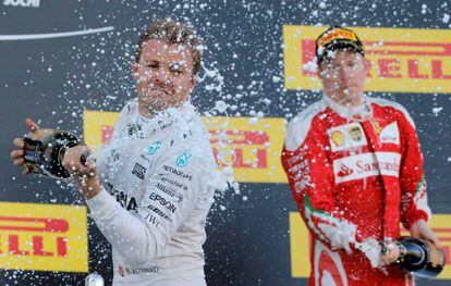 El ganador del Gran Premio de Rusia, Nico Rosberg, celebra su victoria.