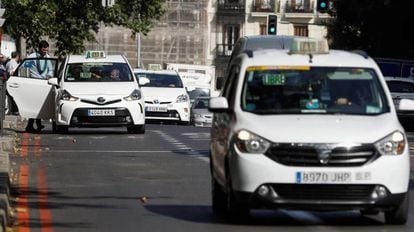 Varios taxis circulan por Madrid.