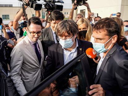 Carles Puigdemont, a la salida de la prisión de Sassari, en Cerdeña, tras la decisión de la jueza italiana de dejarle en libertad.