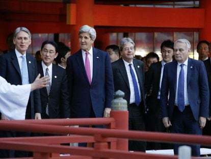 Kerry, en el centro, con otros ministros a las afueras de Hiroshima