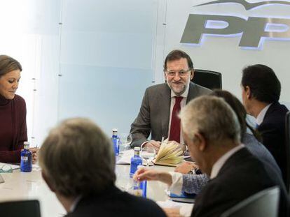 Fotografía facilitada por el Partido Popular de Mariano Rajoy junto a María Dolores de Cospedal, este lunes.