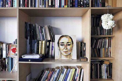 En su casa acumula libros y recuerdos de sus viajes alrededor del mundo.