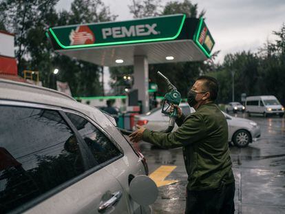 recarga un vehículo en una gasolinera de PEMEX precio gasolina