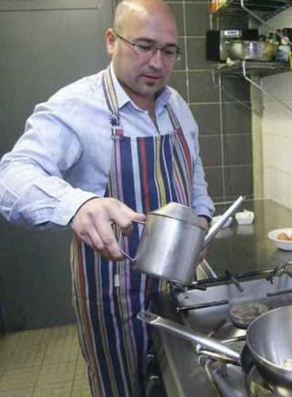 Alfredo de Miguel, en la cocina de la sociedad gastronómica a la que pertenece en Vitoria.