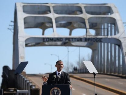 Obama ante el puente Edmund Pettus de Selma, Alabama.