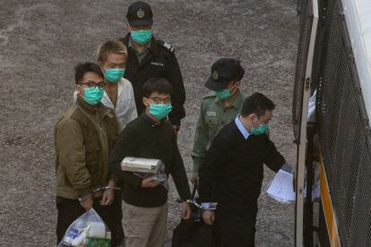 Joshua Wong, en el centro, ha sido trasladado este miércoles a la cárcel tras conocer su sentencia, en Hong Kong.